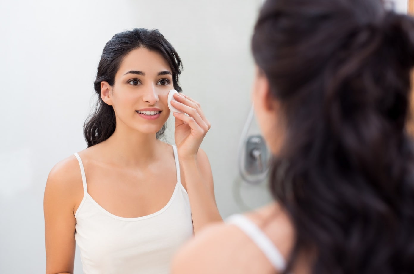 Mycie twarzy pudrem. 5 powodów, dla których warto wypróbować ten trik