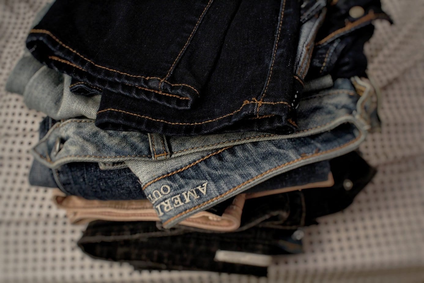 Luźne jeansy – jak je stylizować?
