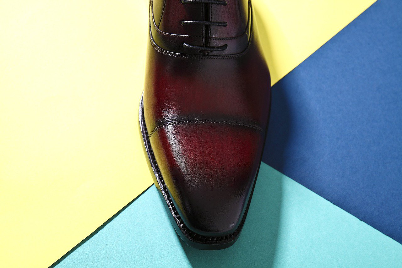 Jak połączyć czerwone buty z eleganckimi stylizacjami?