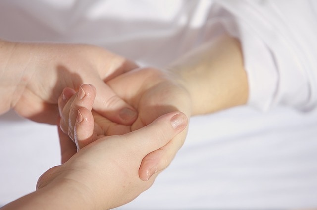Pielęgnacja dłoni: Sekrety pięknych i zadbanej skóry