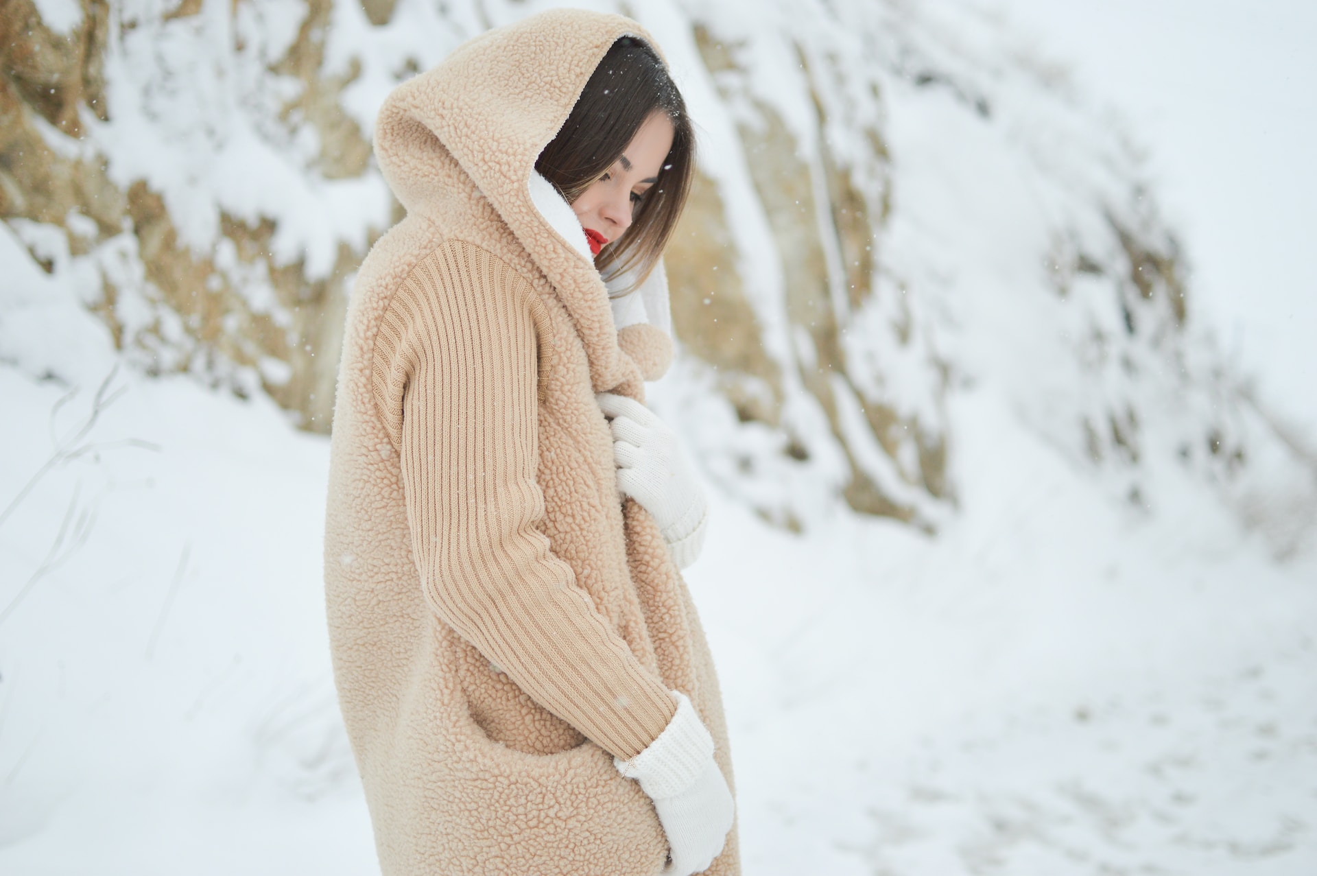 Jak stworzyć modną zimową stylizację? 4 wskazówki dla kobiet