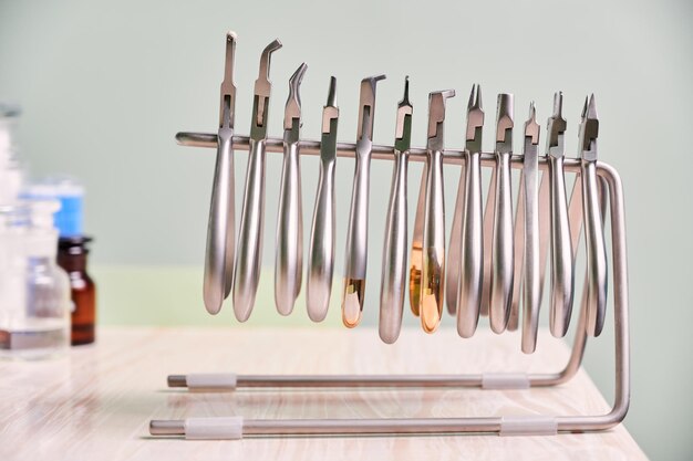 Porównanie różnych typów narzędzi wykorzystywanych w stomatologii: od kątnic do prostnic